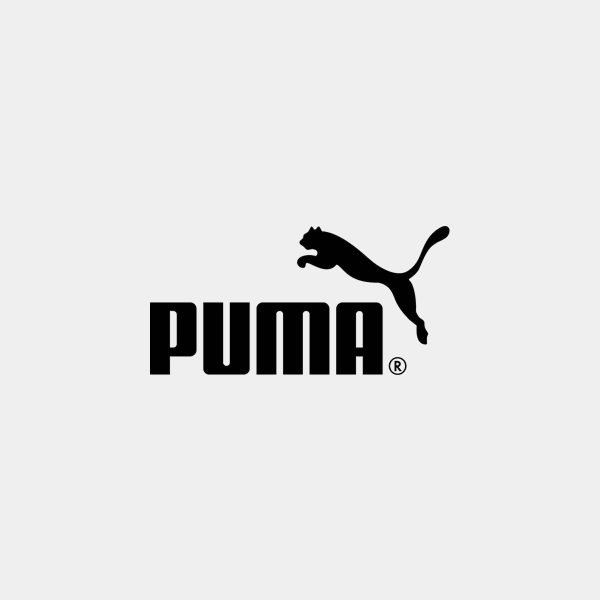 Das PUMA-Logo ist ein weltweit bekanntes Symbol für sportliche Bekleidung, Schuhe und Accessoires. Es besteht aus dem stilisierten Puma-Kopf, der sich nach rechts bewegt. Das Logo verkörpert Geschwindigkeit, Dynamik und Stärke. Es ist ein starkes Markenzeichen für die PUMA-Marke und wird auf Produkten, Werbematerialien und in der Unternehmenskommunikation verwendet. Das PUMA-Logo ist ein Symbol für sportliche Leistung, Lifestyle und Innovation.