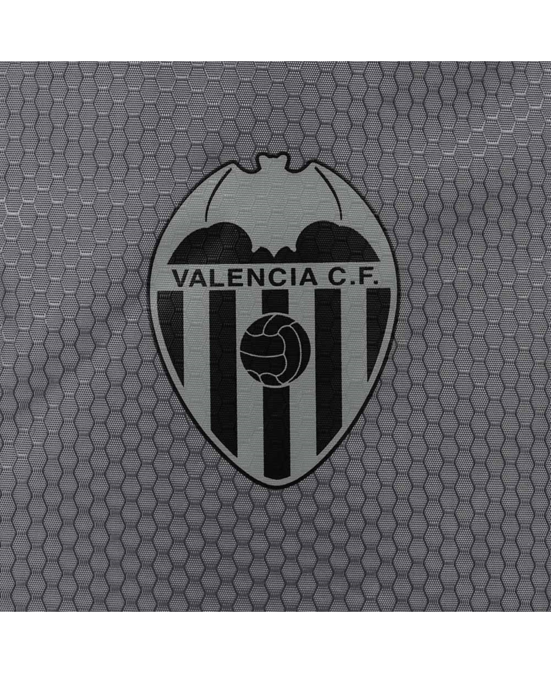 Der Puma FC Valencia VCF Final Turnbeutel (077734-02) ist ein praktischer Begleiter für alle Fans des Vereins. Dieser hochwertige Turnbeutel ist mit dem Vereinslogo verziert und eignet sich perfekt für den Sport, die Schule oder als stylisches Accessoire. Bestellen Sie jetzt bei SHOP4TEAMSPORT und zeigen Sie Ihre Unterstützung für FC Valencia auf stilvolle Weise. Der Puma FC Valencia VCF Final Turnbeutel ist nicht nur funktional, sondern auch ein modisches Statement.