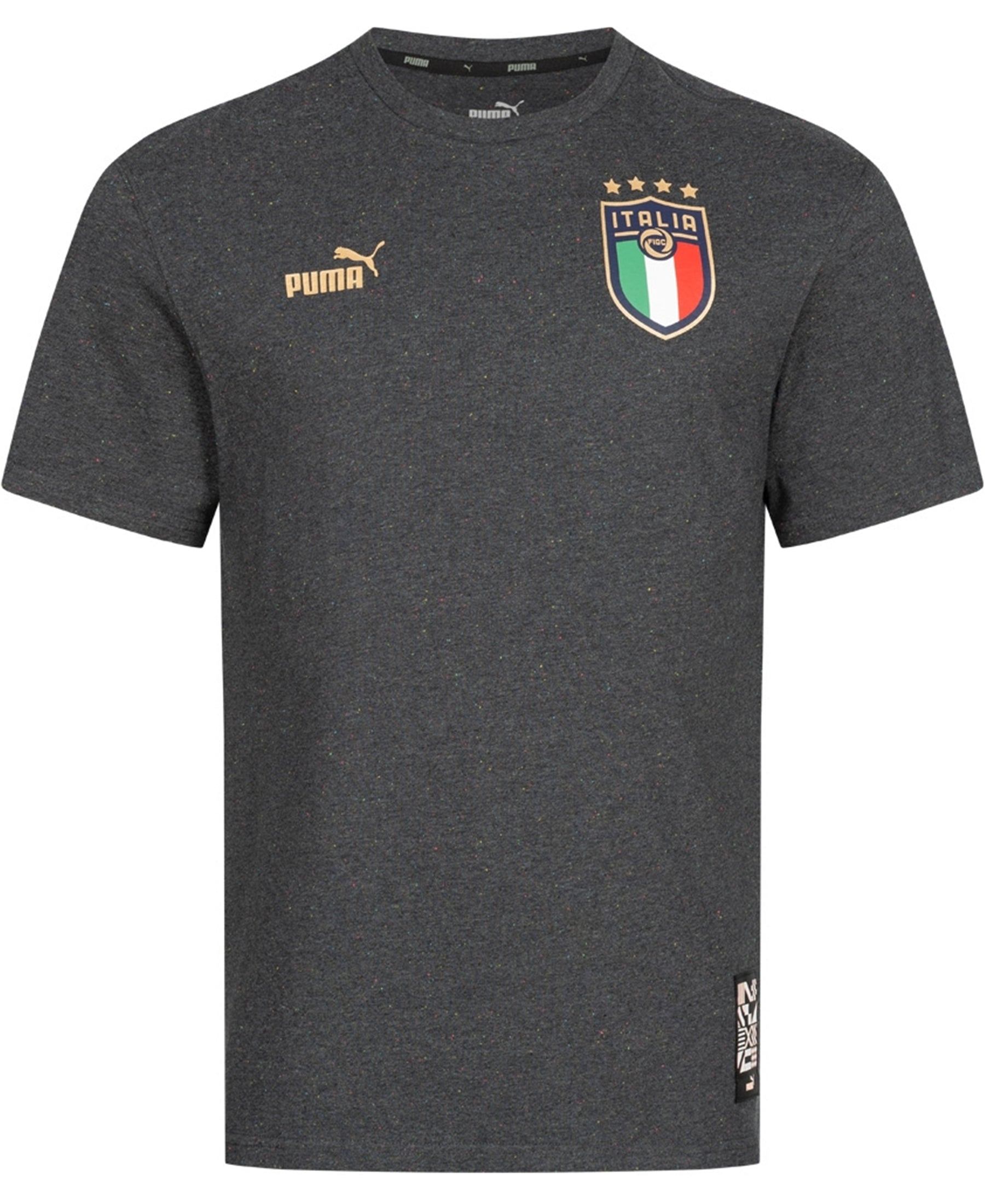 Das Puma Italien FIGC FTBLCulture T-Shirt (767134_09) ist ein Muss für alle Fans der italienischen Nationalmannschaft. Mit seinem stilvollen Design und dem FIGC-Logo zeigst du deine Unterstützung für die Squadra Azzurra. Dieses T-Shirt ist nicht nur ein Ausdruck deiner Leidenschaft für Fußball, sondern bietet auch hohen Tragekomfort dank des weichen Materials und des bequemen Schnitts. Zeige deine Verbundenheit mit Italien und genieße die Vorzüge dieses hochwertigen T-Shirts.